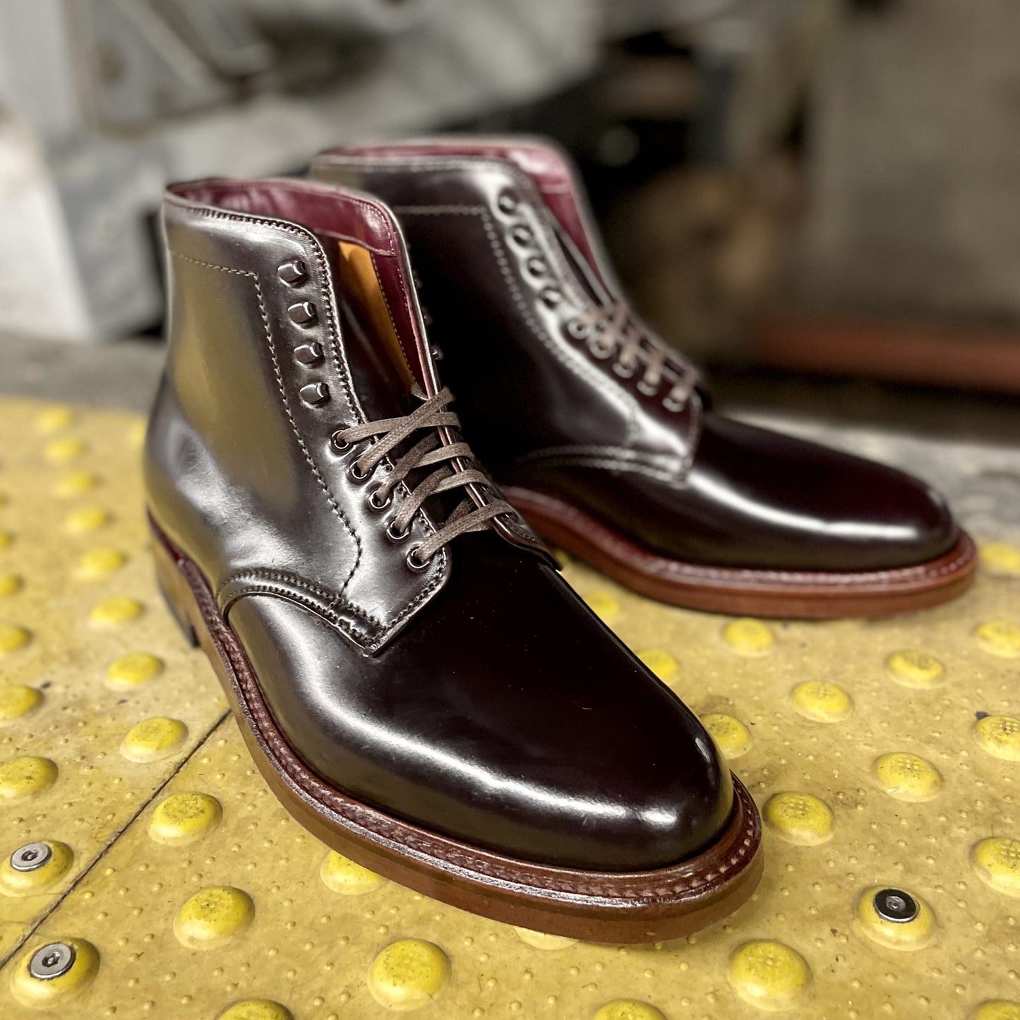 D1854H - Plain Toe Boot w Neocork Sole in Color 8 Shell