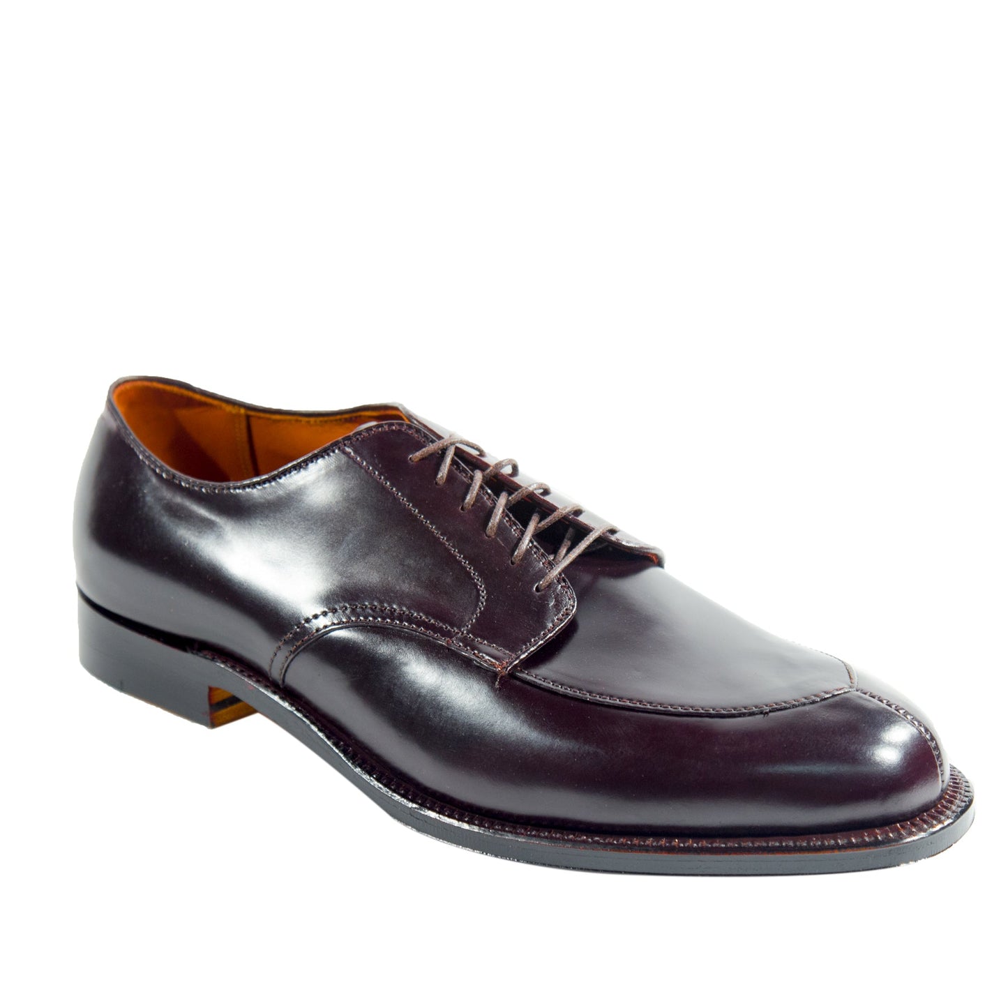 The Alden Madison D6616 V-Tip Split Toe Blucher in Color 8 Shell Cordovan, featuring laces, split toe stitching, and a low heel on the Barrie Last, is displayed on a white background.