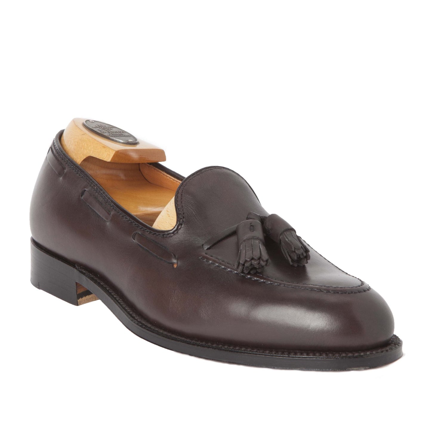 Alden Madisons 561 Tassel Loafer in Brown Calfskin offers a classic look with its Aberdeen Last design, sleek low heel, glossy finish, leather sole, and elegant tassels. Includes a wooden shoe tree inside.