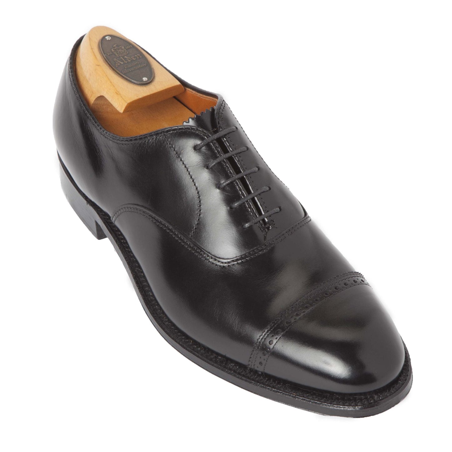 The Alden Madison 901 - Straight Tip Bal in Black Calfskin is a polished leather oxford shoe featuring a cap toe, elegant black laces, shoe tree, and sleek formal appearance. It’s built on the refined Hampton Last with a durable leather sole.