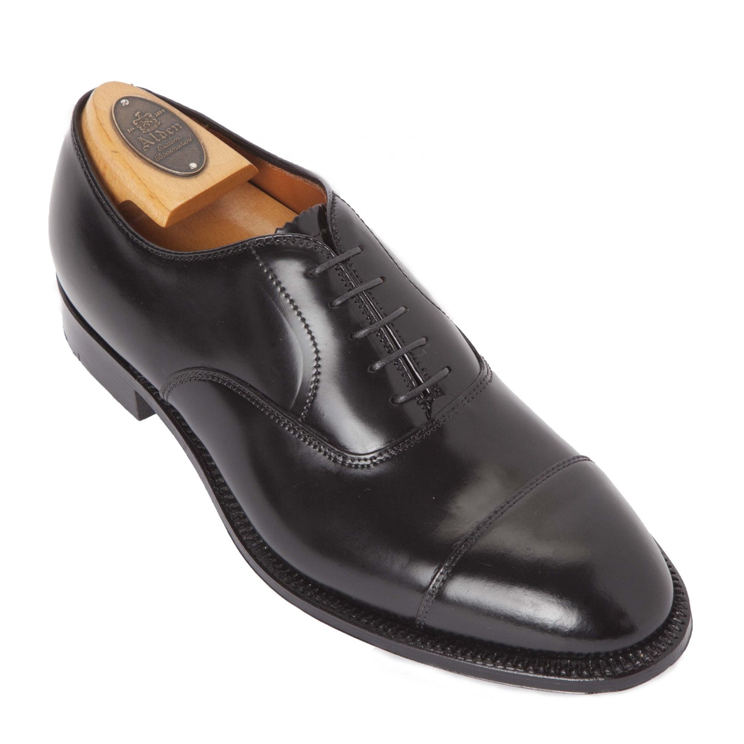The Alden Madison 9071 - Straight Tip Bal is a polished black leather oxford with a cap toe design, made from premium Black Shell Cordovan. It features the sleek Hampton Last, includes a wooden shoe tree and branding on the heel, ideal for formal events.