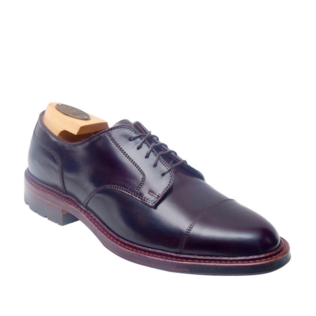 The D8516C - DeRosa Captoe Blucher in Color 8 Shell by Alden Madison is a dark brown leather shoe with lace-up design, cap-toe detailing, and an Antique Edge finish, displayed on a white background with a wooden shoe tree inserted.