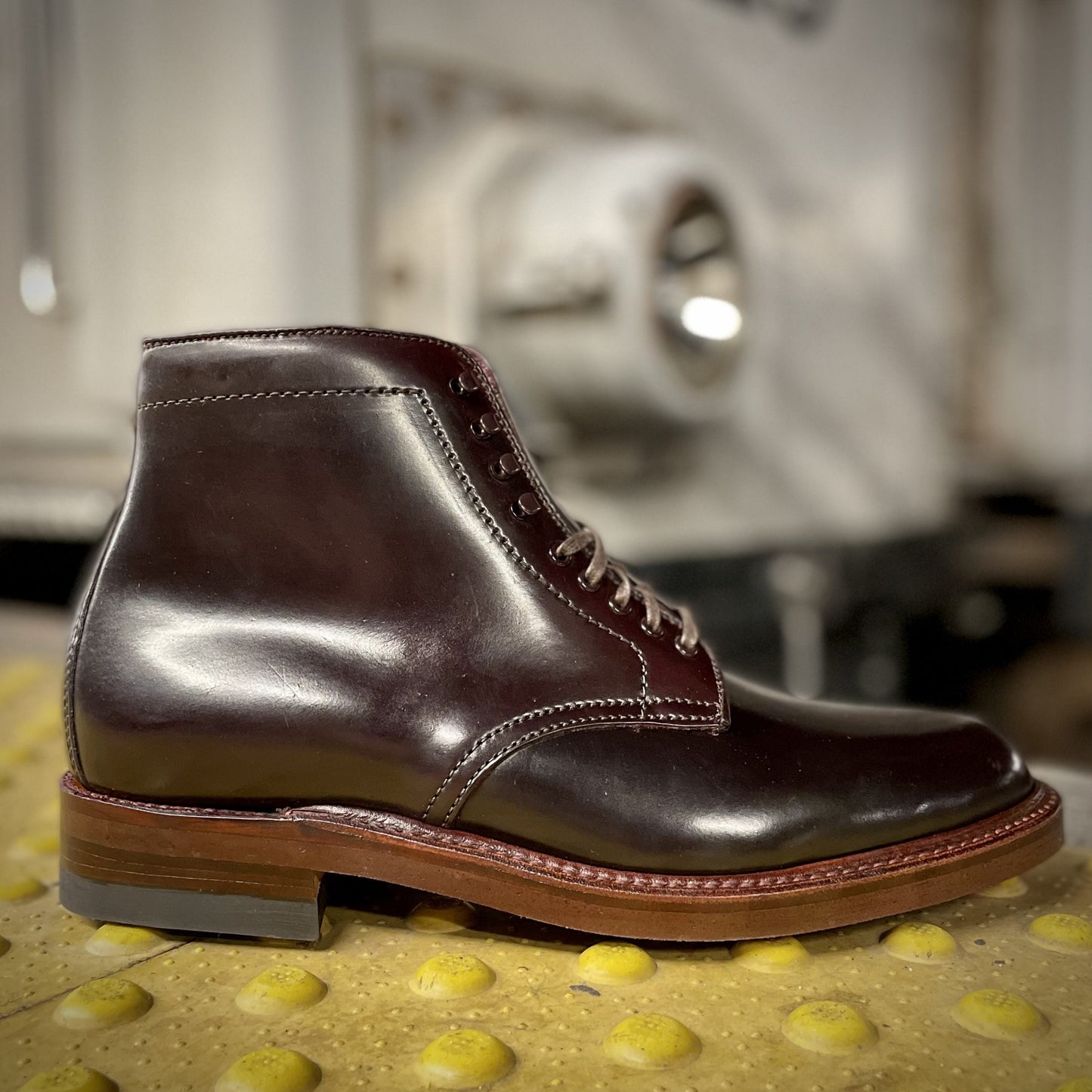 D1854H - Plain Toe Boot w Neocork Sole in Color 8 Shell