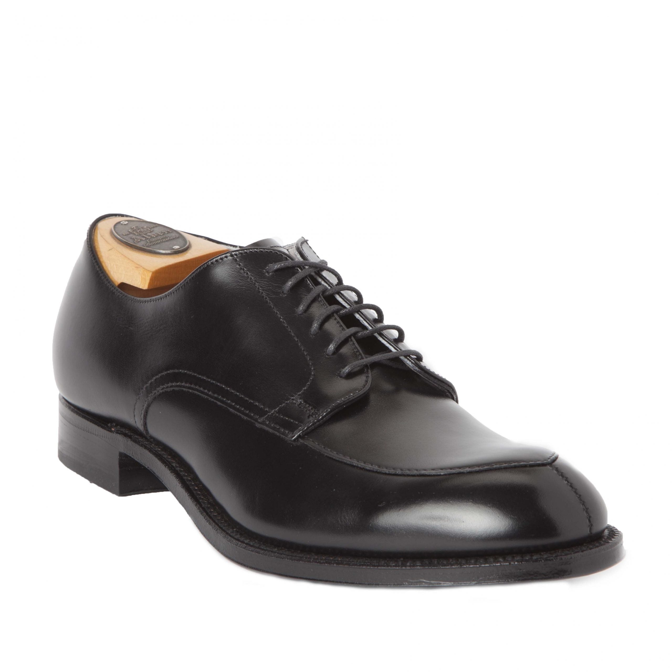 539 - Modified V-Tip in Black Calfskin – Alden Madison